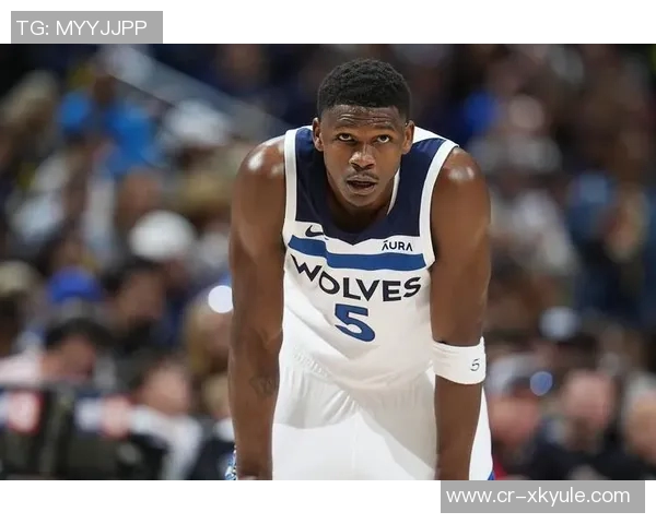 爱德华兹精彩突破拉杆换手上篮展现超强观赏性引发全场欢呼